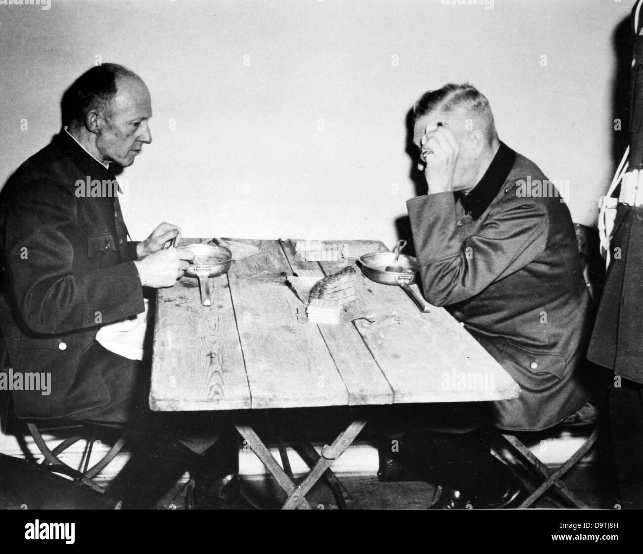 Wilhelm Keitel (r), la tête du Commandement suprême de la Wehrmacht (OKW), et Ernst Kaltenbrunner (l), chef de l'Office principal de la sécurité du Reich et président de l'Interpol, - deux des principaux criminels de guerre nazis jugés à Nuremberg dans le cadre du Tribunal Militaire International - manger de la soupe et du pain dans une prison à Nuremberg, Allemagne, en 1946. Les deux ont été reconnus coupables et condamnés à mort. Photo : Yevgeny Khaldei Banque D'Images