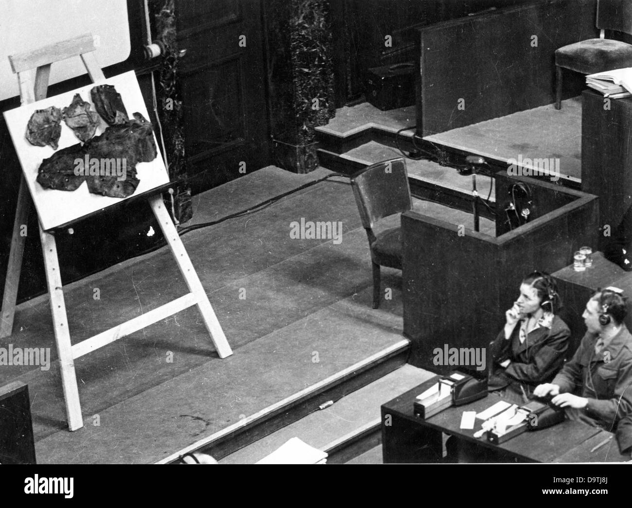 Un abat-jour faits de peau humaine est présenté comme élément de preuve pour les crimes du national-socialisme pendant le procès de Nuremberg à Nuremberg de 1946 à la Cour de Justice Militaire International. Photo : Yevgeny Khaldei Banque D'Images