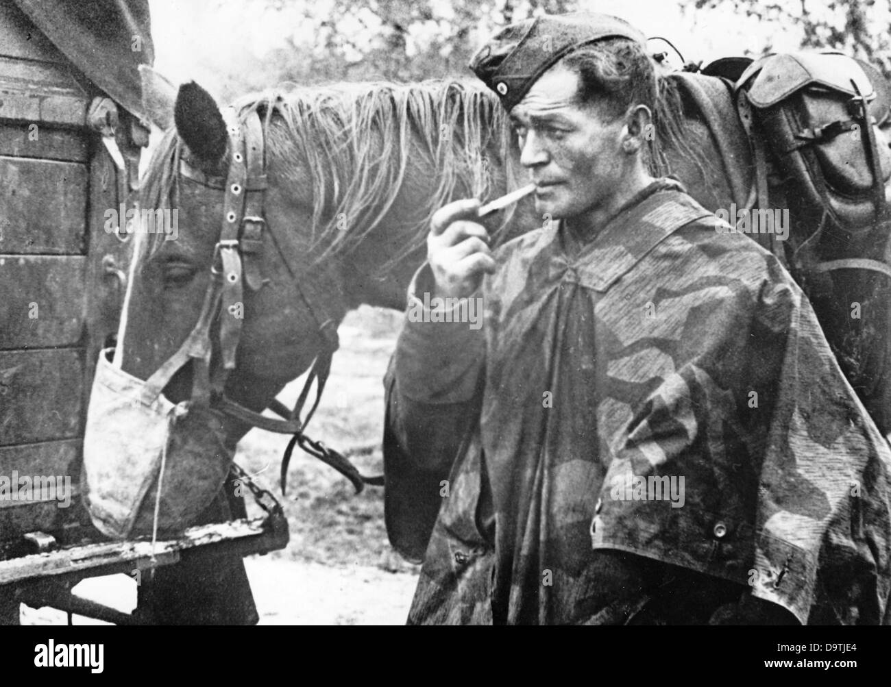 La propagande nazie! Sur le dos de l'image se lit: 'Sur le front est. Une fois que l'aide fidèle des vastes rues de l'Union soviétique est soignée, il est temps de fumer un tuyau. Image du Front de l'est, 10 novembre 1941. L'attaque contre l'Union soviétique par le Reich allemand a été acceptée en juillet 1940 et préparée comme l'« opération Barbarossa » depuis décembre 1940. Le 22 juin 1941, l'invasion de la Wehrmacht allemande commence. Fotoarchiv für Zeitgeschichte Banque D'Images