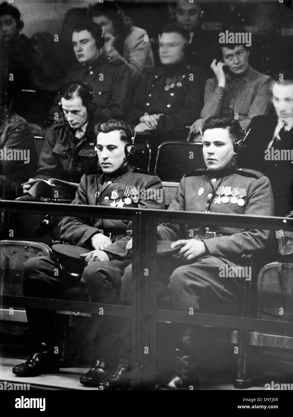 Deux membres de l'Armée rouge de l'URSS, décoré avec des décorations militaires sont représentées sur les humains pendant le procès de Nuremberg dans le cadre du Tribunal militaire international contre les grands criminels de guerre de la Seconde Guerre mondiale à Nuremberg, Allemagne, en 1946. Photo : Yevgeny Khaldei Banque D'Images