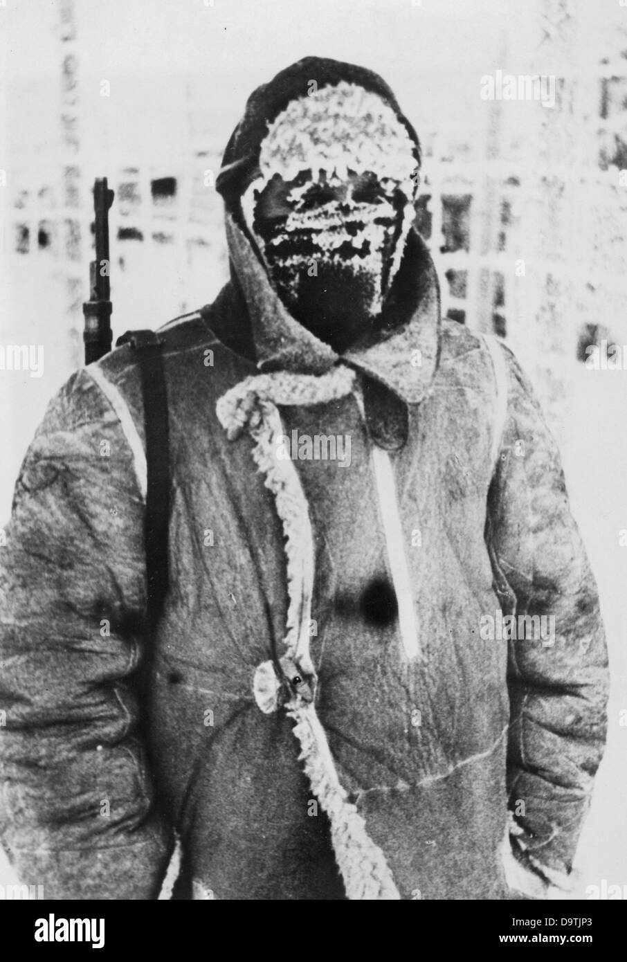 Texte de propagande du rapport national-socialiste au dos de l'image: "Souffle se transforme en glace immédiatement dans le froid amèrement. Poste Flak au front de combat vers le nord. La protection de la tête en laine du soldat se transforme en un masque de rime. Motif tiré du front de l'est le 20th janvier 1942. L'attaque de la Wehrmacht allemande contre l'Union soviétique le 22nd juin 1941 se déroule sous le nom d'opération Barbarossa. Fotoarchiv für Zeitgeschichte Banque D'Images