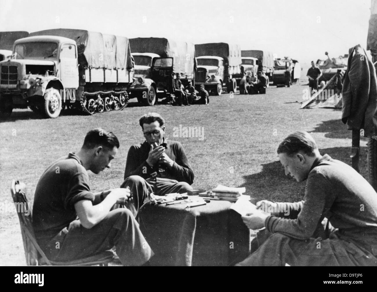 La propagande nazie! Au dos de l'image se lit: 'Une colonne motorisée pendant une pause de mars. Le soleil de printemps chaud aide à oublier les tempêtes de neige, qui ont fait rage il y a peu de temps. » Image du Front de l'est, 4 mai 1944. L'attaque contre l'Union soviétique par le Reich allemand a été acceptée en juillet 1940 et préparée comme l'« opération Barbarossa » depuis décembre 1940. Le 22 juin 1941, l'invasion par l'allemand Wehrmacht ebgan. Fotoarchiv für Zeitgeschichte Banque D'Images