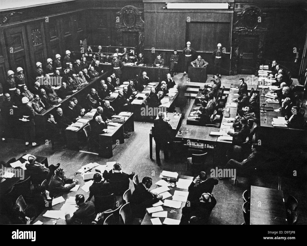 Vue de la salle d'audience pendant le procès de Nuremberg dans le cadre du Tribunal militaire international contre les grands criminels de guerre de la Seconde Guerre mondiale en Nurember, Allemagne, en 1946. La photo a été prise par le photographe soviétique Yevgeny Khaldei, qui a été commandé par l'URSS pour couvrir le procès. Photo : Yevgeny Khaldei Banque D'Images