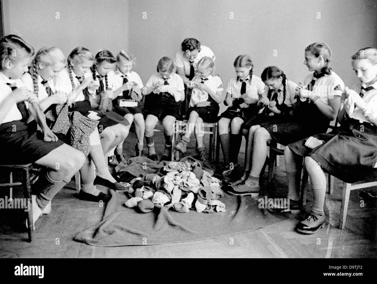 Les filles, portant un uniforme de la Ligue allemande des filles (BDM), se trouvent dans un camp du Programme d'évacuation des enfants, en novembre 1943. Fotoarchiv für Zeitgeschichte Banque D'Images