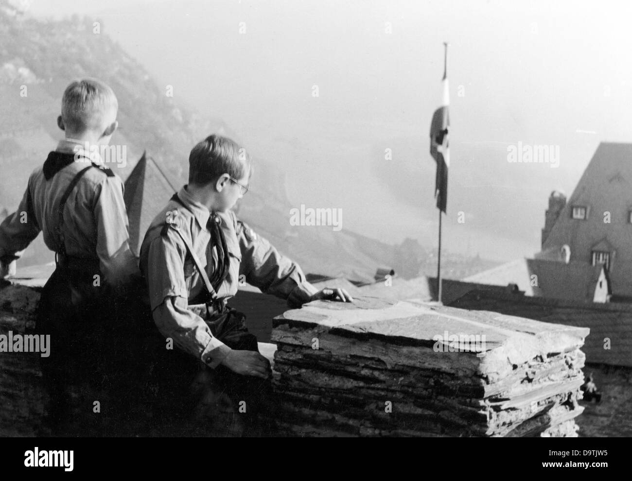 Les garçons, portant un uniforme de la Jeunesse allemande, profitent de la vue sur le Rhin depuis l'auberge de jeunesse Burg Stahleck près de Bacharach, en mai 1938. Fotoarchiv für Zeitgeschichte Banque D'Images