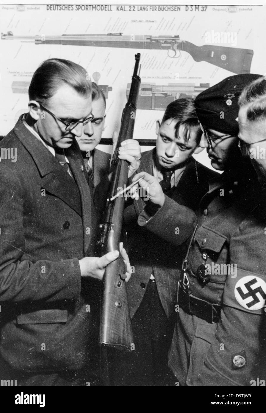 Hitler les jeunes garçons sont vantant comment utiliser une arme, au National socialiste Motor corps (NSKK), en janvier 1940. Fotoarchiv für Zeitgeschichte Banque D'Images