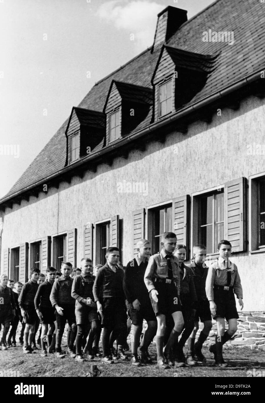 Les garçons de la Jeunesse allemande pratiquent la marche en lockstep devant un Kleinstheim de la Jeunesse d'Hitler. Date et lieu inconnus. Fotoarchiv für Zeitgeschichte Banque D'Images