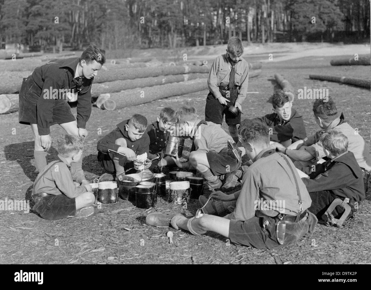 Garçons de la Jeunesse allemande, en avril 1934, manger devant l'auberge de jeunesse Brunoldhaus à Altenhofen. Fotoarchiv für Zeitgeschichte Banque D'Images