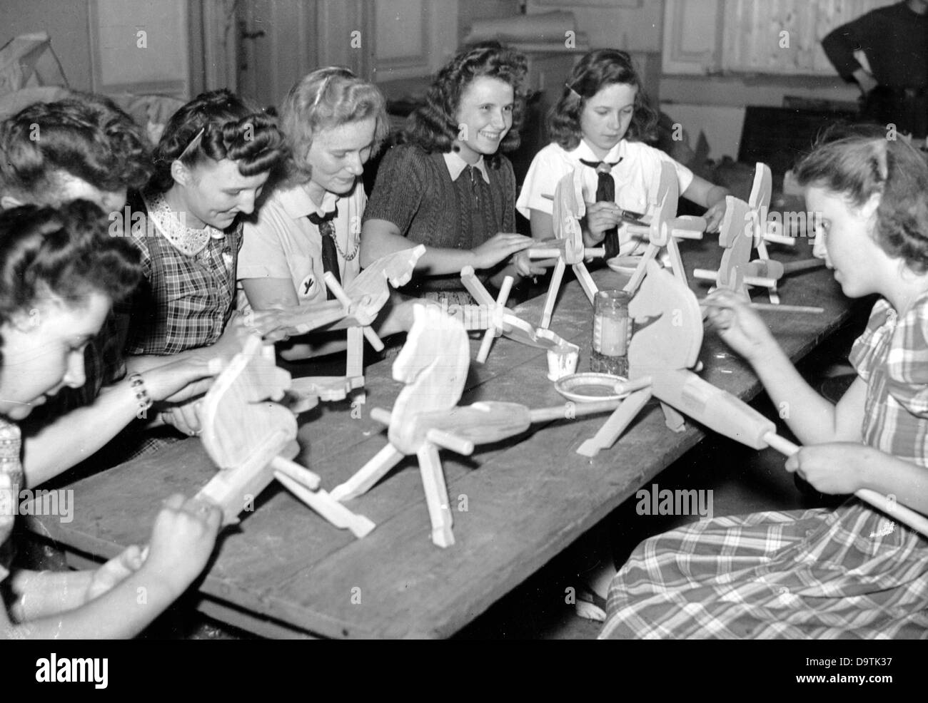 Les filles produisent des jouets pour Noël, pour le service de guerre de la Jeunesse d'Hitler (Ligue des filles allemandes, BDM), en septembre 1944. Fotoarchiv für Zeitgeschichte Banque D'Images