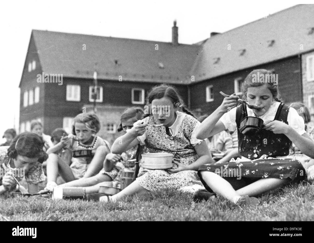 Les filles de la Ligue allemande des filles mangent sur un pré devant l'auberge de jeunesse d'Aschberg dans la région de Vogtland, en juillet 1937. Fotoarchiv für Zeitgeschichte Banque D'Images