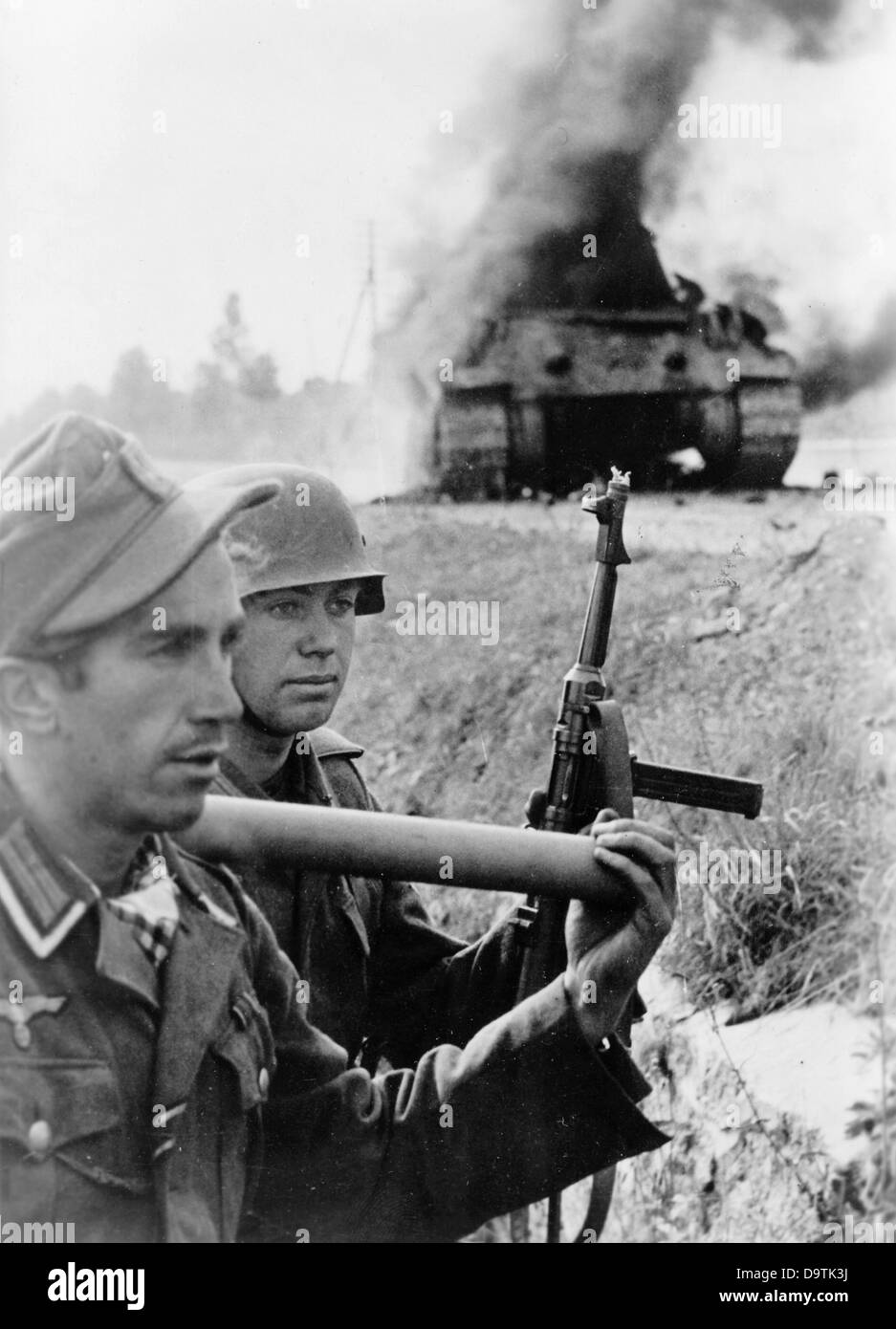 La propagande nazie! Au dos de l'image, le message suivant s'affiche : « lorsque le travail est terminé. Deux hommes d'une unité antichar allemande pendant la grande bataille de la défense de Courland. En arrière-plan, un réservoir fraîchement détruit brûle.' Image du Front de l'est/Lettonie, 10 octobre 1944. L'attaque contre l'Union soviétique par le Reich allemand a été acceptée en juillet 1940 et a été préparée depuis décembre 1940 comme l'opération Barbarossa. Le 22 juin 1941, l'invasion de la Wehrmacht allemande a commencé. Fotoarchiv für Zeitgeschichte Banque D'Images