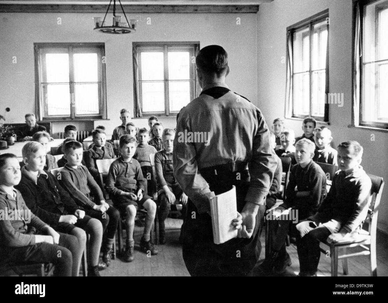 Des garçons de dix et onze ans, dans une maison de la Jeunesse d'Hitler, lors du service préparatoire à l'admission à la Jeunesse allemande, en avril 1941. Fotoarchiv für Zeitgeschichte Banque D'Images