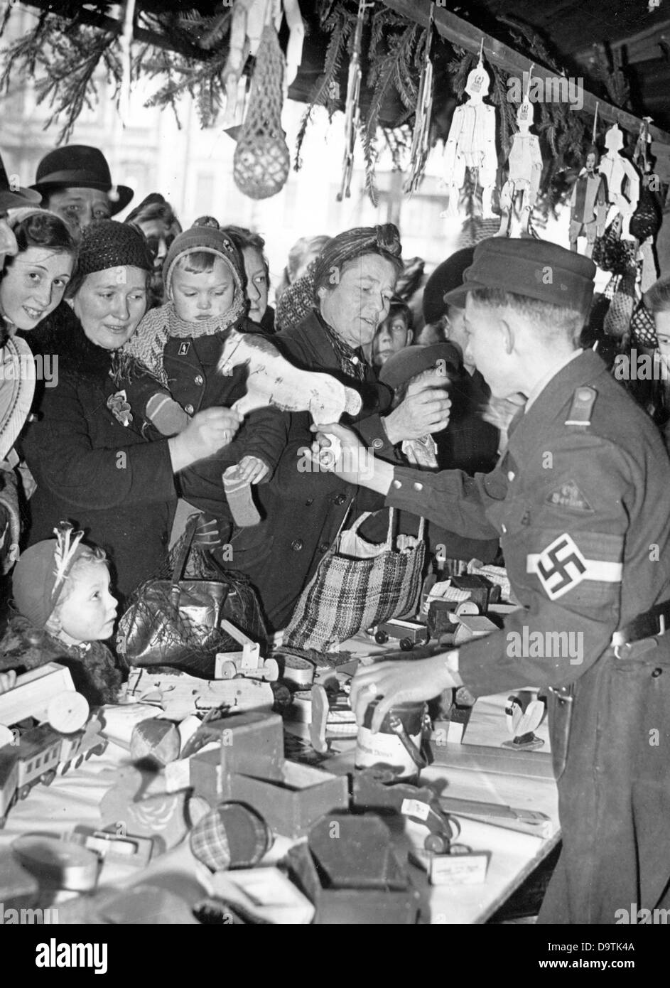 Les jeunes garçons et filles d'Hitler vendent des jouets faits par eux-mêmes sur un marché de Noël de la Jeunesse d'Hitler, en décembre 1943, à Berlin. Fotoarchiv für Zeitgeschichte Banque D'Images