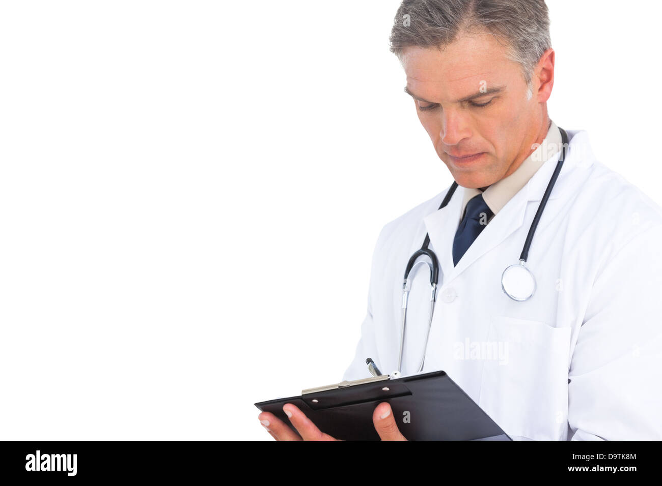 Médecin homme writing on clipboard Banque D'Images