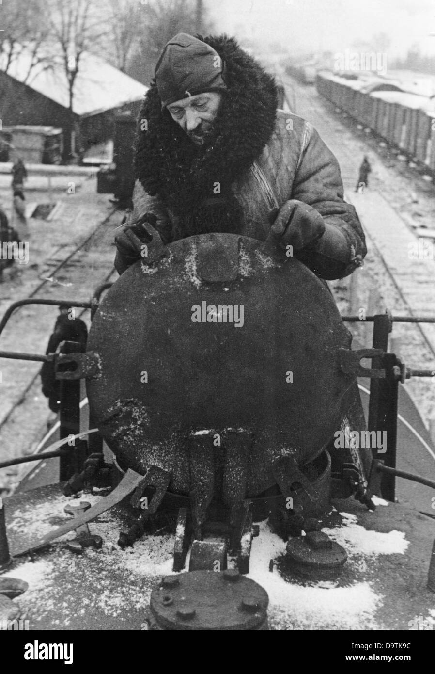 La Propagande nazie ! Sur l'arrière de l'image se lit comme suit : "Le pétrole russe sur son chemin vers l'Allemagne. Dans le cadre de l'accord germano-soviétique, qui était immensément élargi, les livraisons de pétrole russe sont d'une grande importance. En permanence, des trains transportant du pétrole soviétique arrive à la transition d'affectation, où l'huile est transférée à des camions allemands en raison de l'écartement des voies différentes. Notre image montre : 'L'ingénieur superviseur se dévisse le bouchon d'un camion-citerne pour vérifier la hauteur de son contenu à la jauge." libre à partir du 20 février 1940. Lieu inconnu. Le Pacte Molotov-Ribbentrop de 1939 Banque D'Images