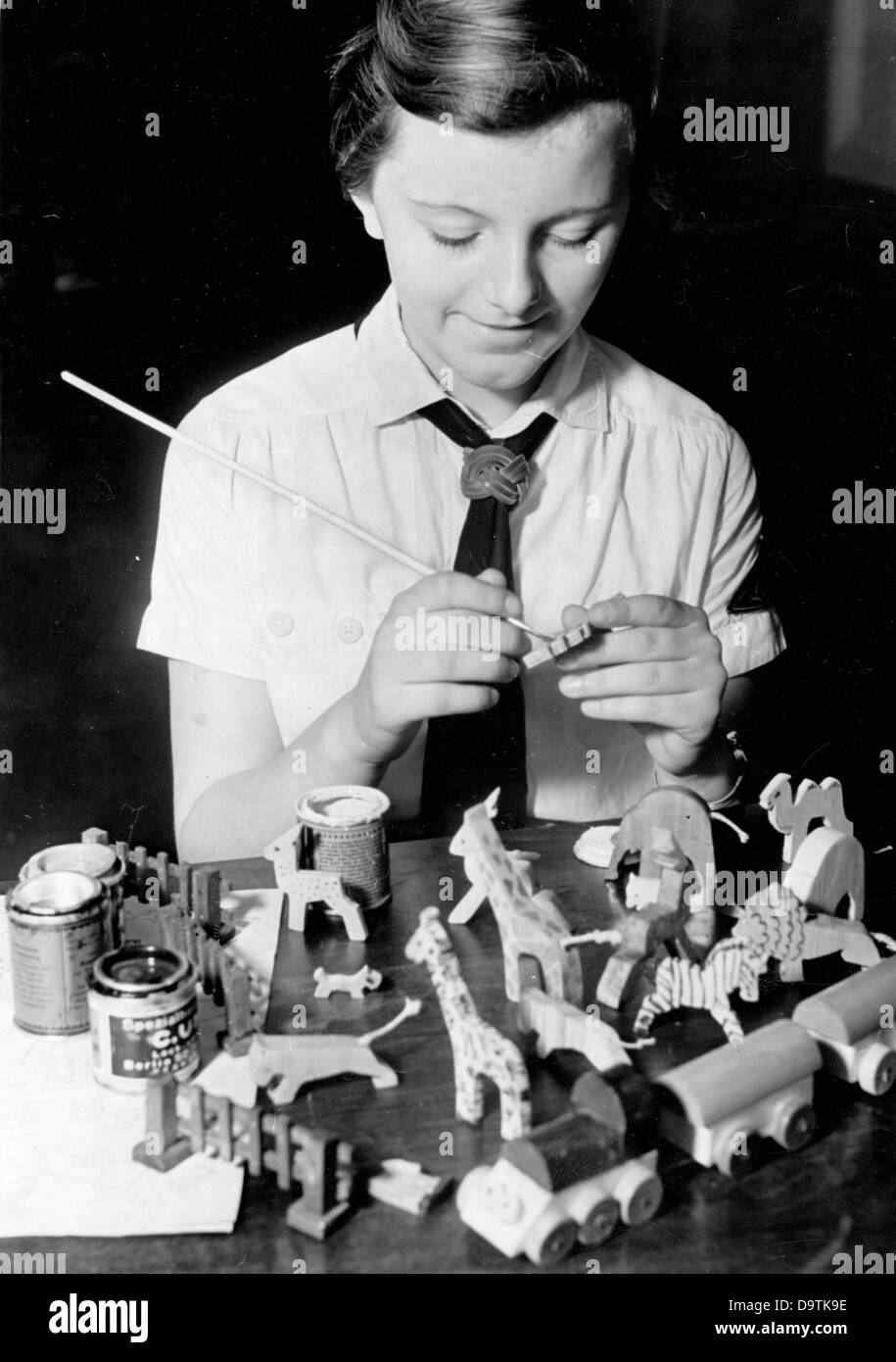 Une fille de la Ligue des filles allemandes produit des jouets pour Noël, en novembre 1938. Fotoarchiv für Zeitgeschichte Banque D'Images