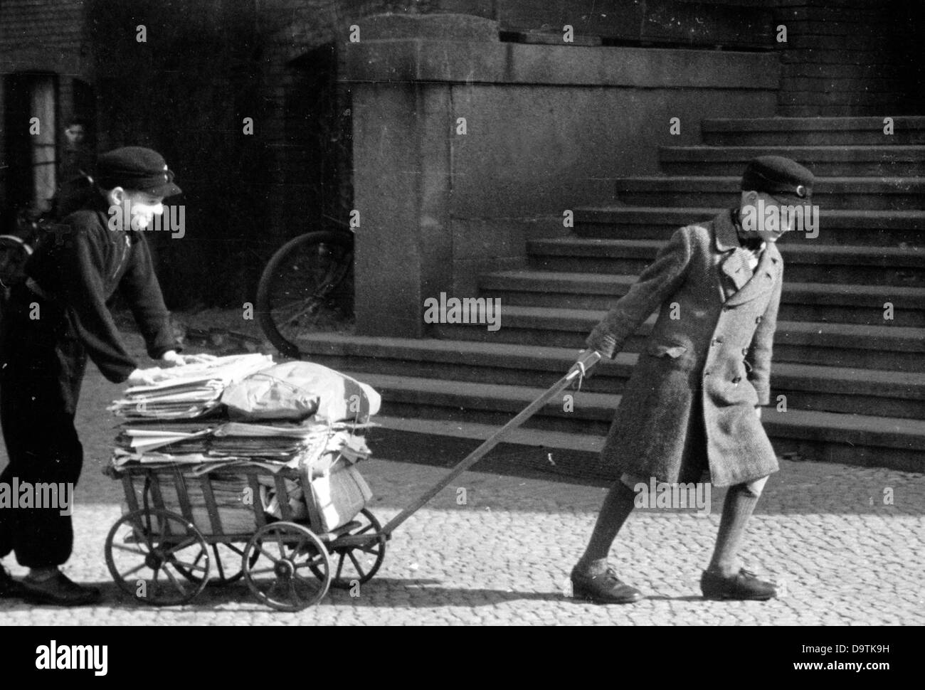 Un garçon a recueilli de vieux journaux et les amène maintenant à un point de collecte à son école, en mars 1943. Fotoarchiv für Zeitgeschichte Banque D'Images