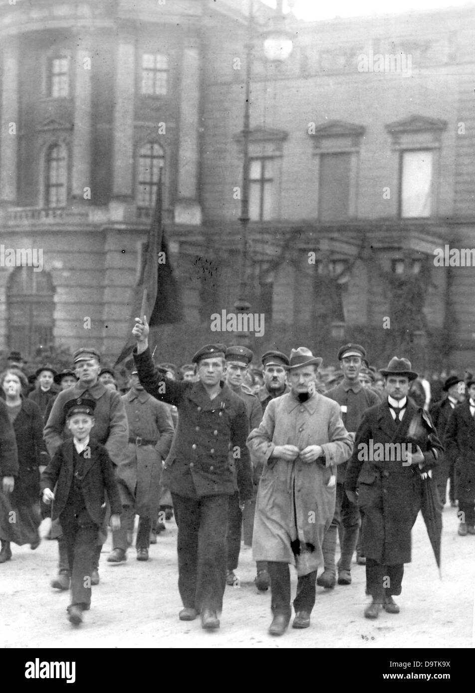 Des marins et des civils révolutionnaires manifestent sur Kaiser- Franz-Josef-Platz (aujourd'hui: Bebelplatz) à Unter den Linden à Berlin, en Allemagne, le 9 novembre 1918 - en face un marin de Kiel avec un drapeau rouge. Fotoarchiv für Zeitgeschichte Banque D'Images