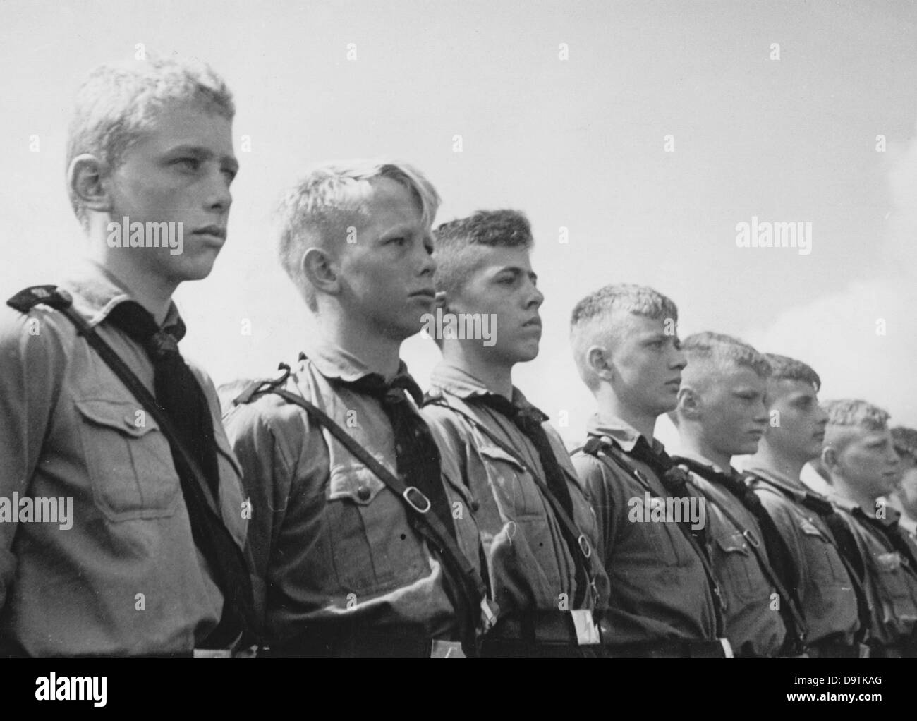 Les garçons portant l'uniforme de la Jeunesse allemande sont debout dans une rangée. Date et lieu inconnus. Fotoarchiv für Zeitgeschichte Banque D'Images