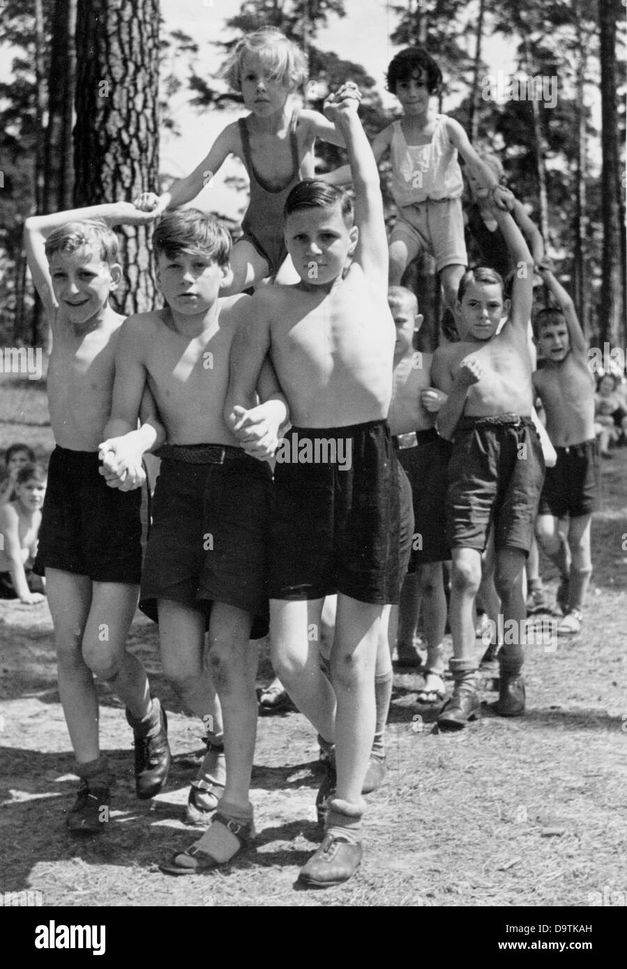 Filles et garçons lors d'une compétition de 'course de char romain' dans un camp de vacances pour enfants de la protection sociale nationale socialiste (NSV), en août 1937. Fotoarchiv für Zeitgeschichte Banque D'Images