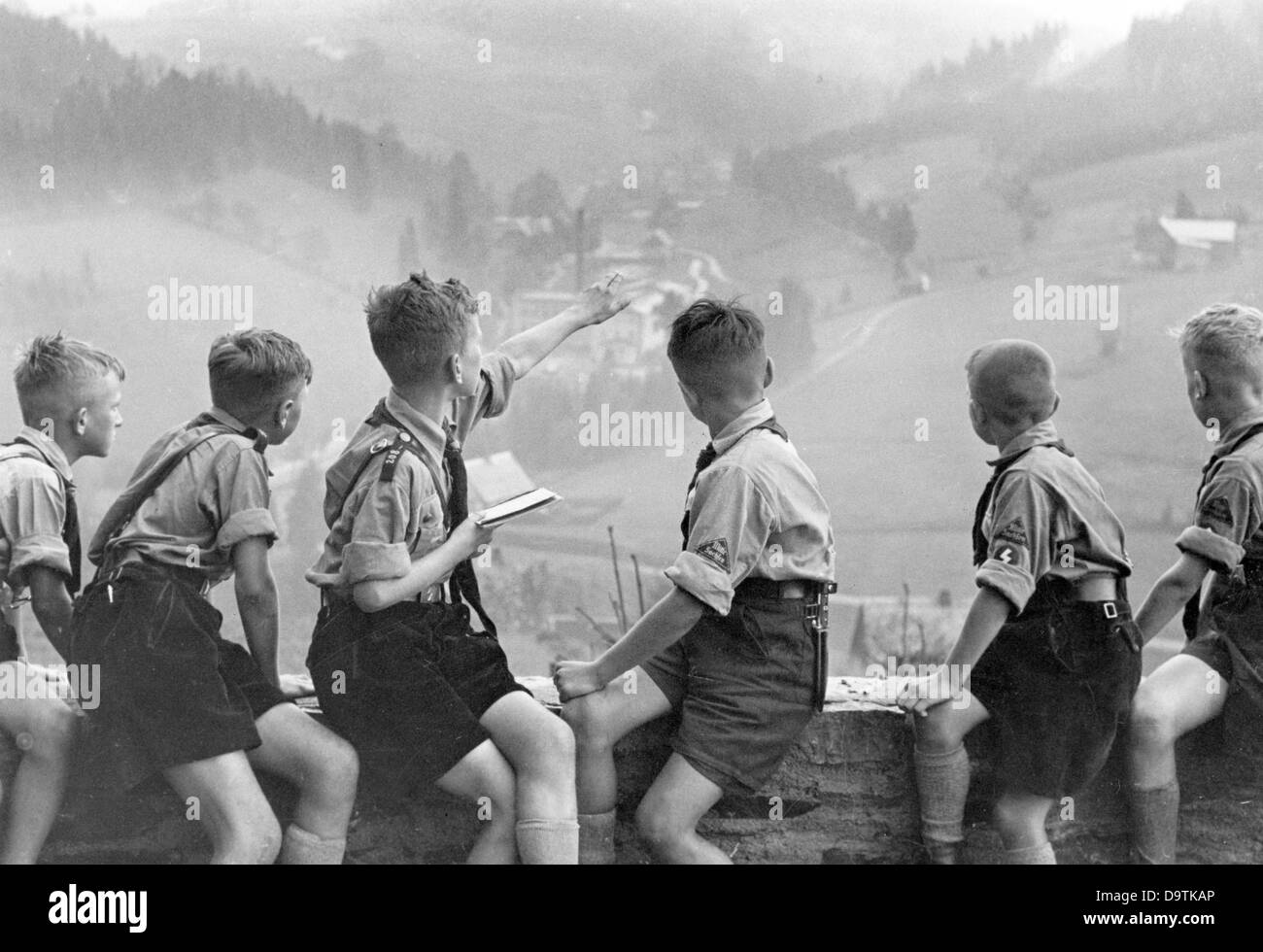Les garçons de la Jeunesse allemande sont assis sur un mur devant l'auberge de jeunesse Johanngeorgenstadt et ont un regard sur le paysage, en juillet 1937. Fotoarchiv für Zeitgeschichte Banque D'Images