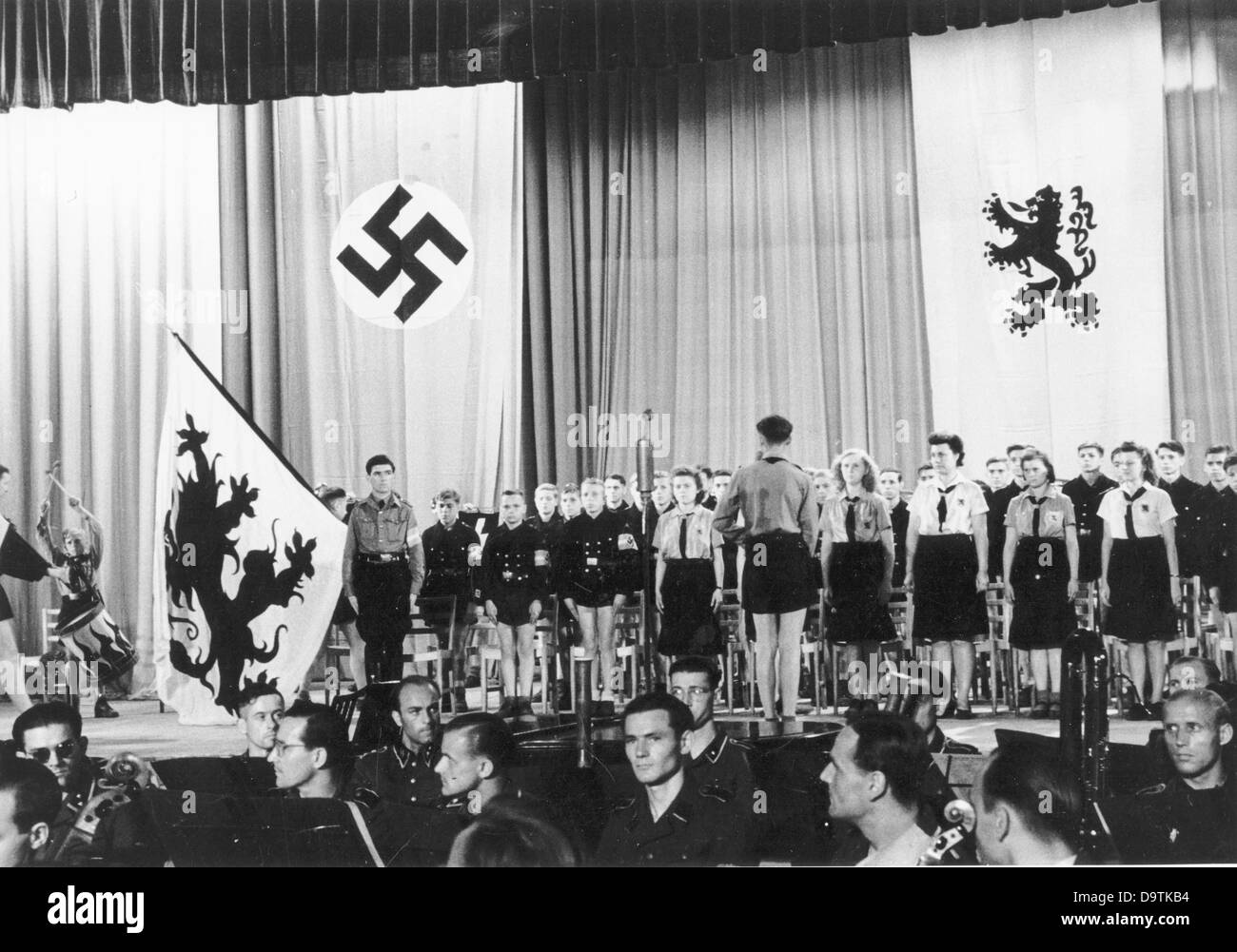 Le chœur de la Jeunesse flamande hitlérienne et de la Ligue des filles allemandes chante lors de la cérémonie de la fête nationale flamande du 11 juillet 1944. Fotoarchiv für Zeitgeschichte Banque D'Images