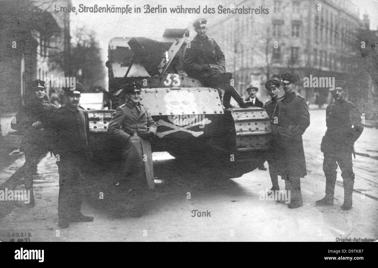 Les troupes gouvernementales utilisent un char pour combattre les insurgés pendant les combats de rue dans le contexte de l'insurrection spartaciste à Berlin, en Allemagne, du 5 au 12 janvier 1919. Fotoarchiv für Zeitgeschichte Banque D'Images