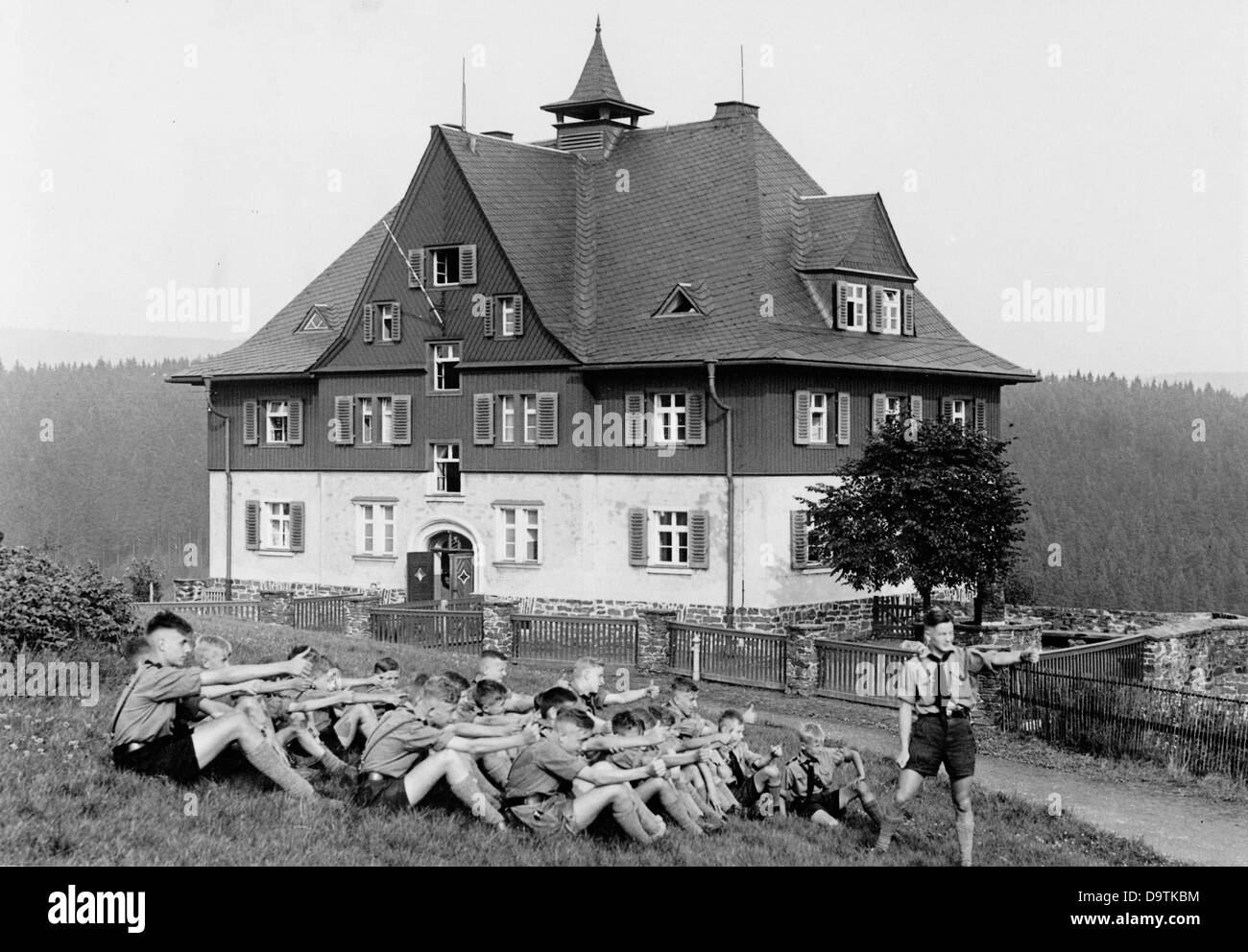 Garçons de la Jeunesse allemande devant l'auberge de jeunesse Johanngeorgenstadt, en juillet 1937. Fotoarchiv für Zeitgeschichte Banque D'Images