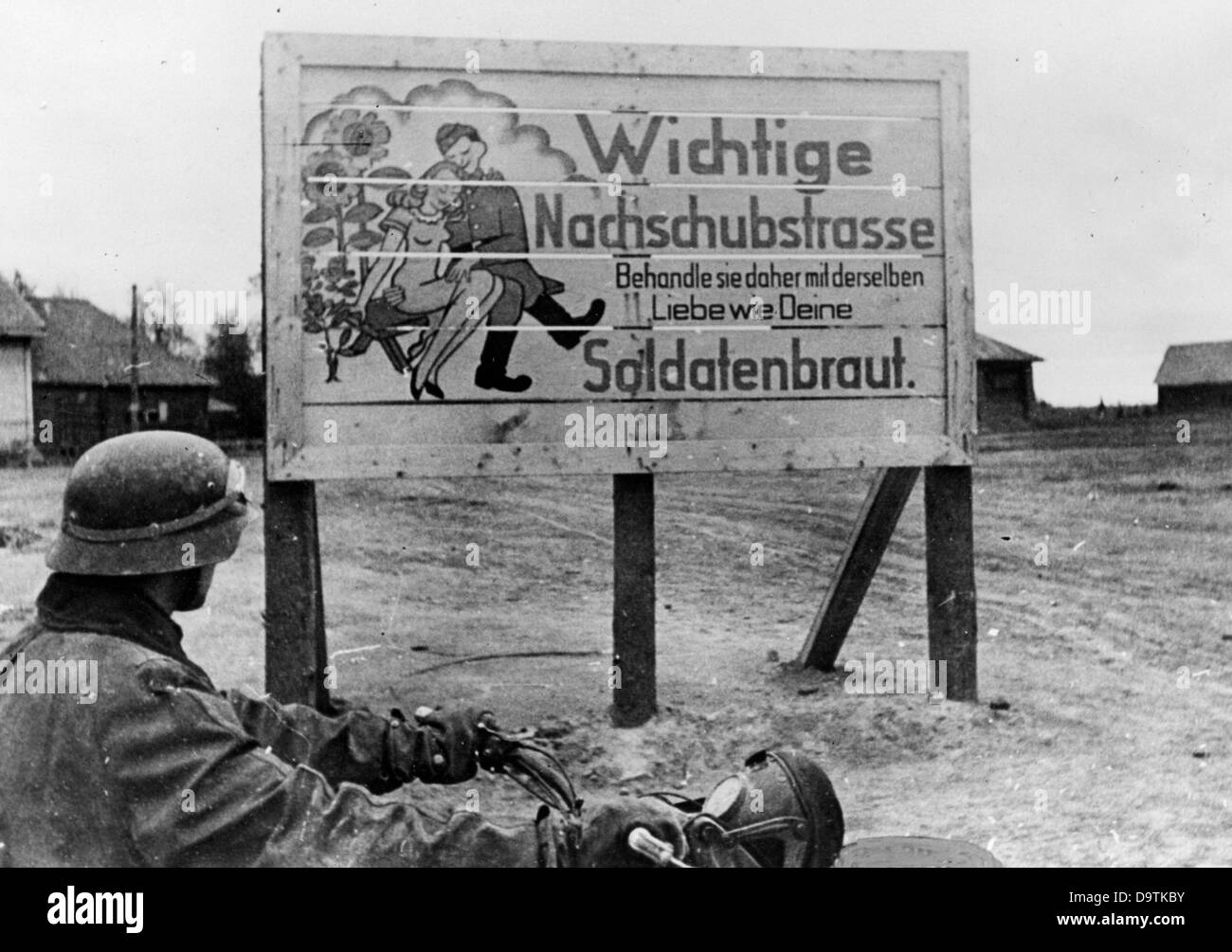 Un chauffeur de la Wehmacht allemand est représenté avec sa moto devant un panneau "route d'approvisionnement importante. La traiter avec le même amour que votre épouse du soldat." Image à partir du front de l'Est, publié le 9 juillet 1942. La Propagande nazie ! Sur l'arrière de l'image se lit comme suit : "l'indestructible soldats" l'humour est exprimée dans les panneaux d'avertissement le long de la route à nos postes." L'attaque de la Russie par le Reich a été adoptée en juillet 1940 et préparé depuis décembre 1940 sous le nom de l'opération "Barbarossa". Le 22 juin 1941, l'invasion de l'Union soviétique par la Wehrmacht allemande a commencé. Photo : Ber Banque D'Images