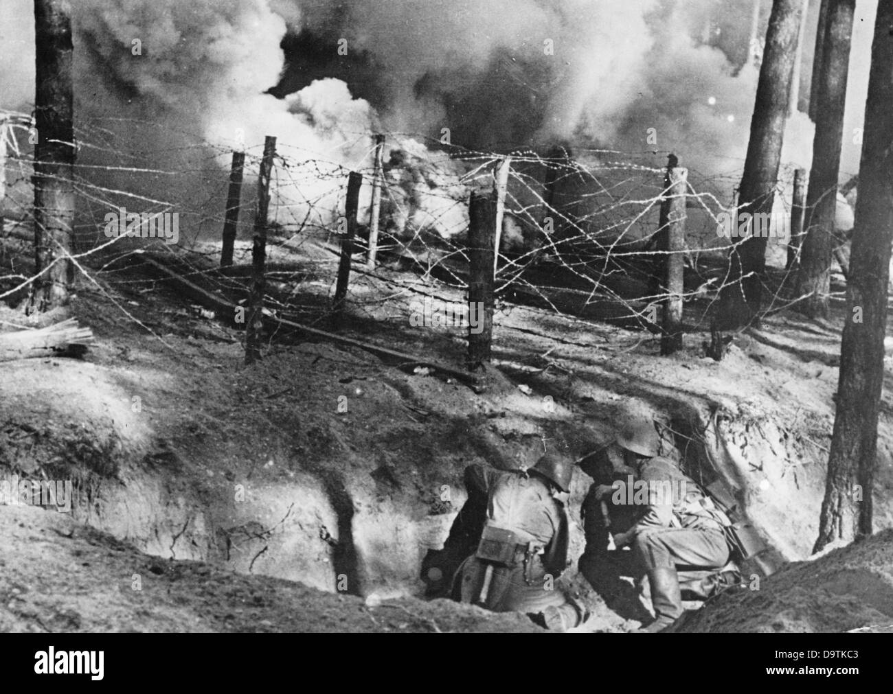 Membres de la Wehrmacht allemande au Front de l'est en novembre 1941. La propagande nazie! Au dos de l'image est daté du 17 novembre 1941: 'Sur le front est. Une opération de patrouille de combat est prévue. Les pionniers ont mis des munitions pour briser un chemin dans le fil emmêlement. Leur travail est couvert de la vue de l'ennemi avec des bougies de fumée.' Fotoarchiv für Zeitgeschichte Banque D'Images