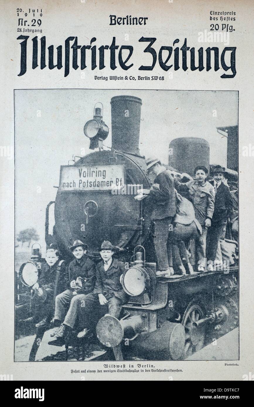 La page de couverture de la Berliner Illustrirte Zeitung Nr.29 (Berlin journal illustré n°29) publié le 20 juillet 1919 représente le transport des personnes sur une locomotive avec l'écriture 'Vollring nach Potsdamer Bahnhof" (le tour de la gare de Potsdam) à Berlin, en Allemagne, pendant les grèves des travailleurs dans le secteur des transports dans le contexte de l'Märzkämpfe ('Marche' Combat - combat qui a suivi de manifestations des travailleurs à l'échelle nationale appuyant la cause révolutionnaire) à Berlin, en mars 1919. Le sous-titre suivant : 'Wild West à Berlin. Voyageant avec l'une des rares lignes de train ville Banque D'Images