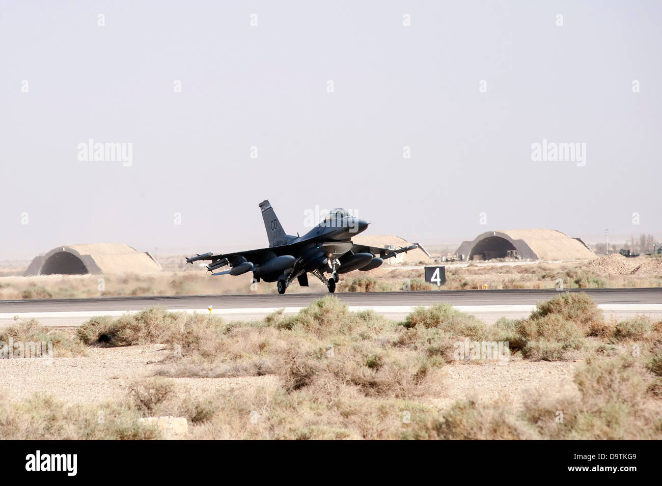 Un F-16 Fighting Falcon de la Colorado Air National Guard arrive à une base d'entraînement dans le Nord de la Jordanie dans le cadre de l'impatient Banque D'Images