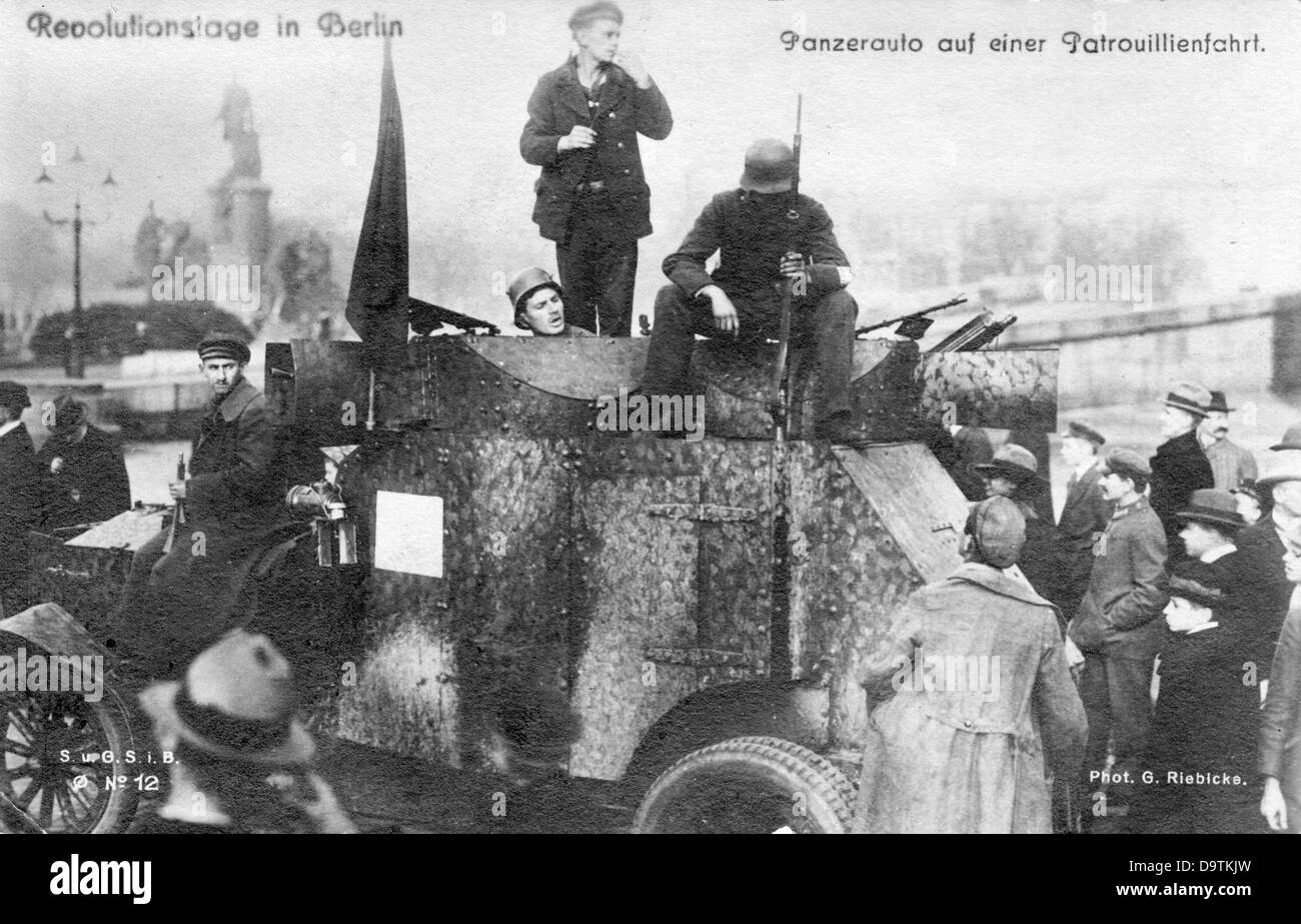 Révolution allemande 1918/1919: Des marins et des soldats sont photographiés en patrouille dans un véhicule blindé à Berlin, en Allemagne. Date inconnue. Fotoarchiv für Zeitgeschichte Banque D'Images