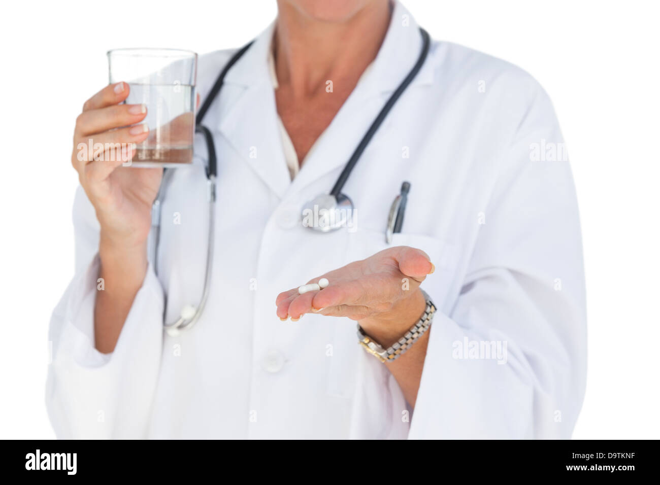 Doctor holding out comprimés et verre de l'eau Banque D'Images