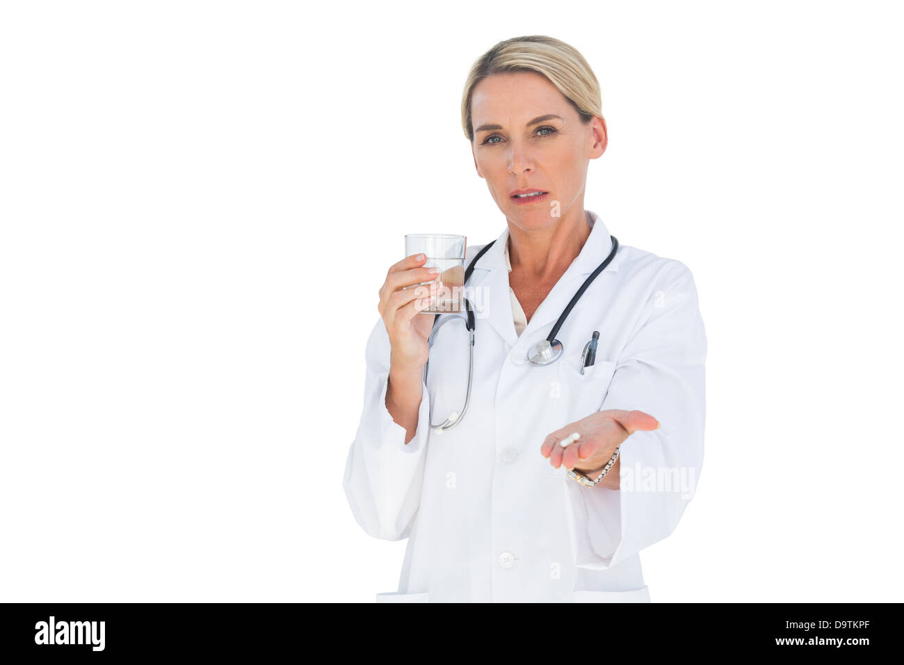 Stern médecin avec des médicaments et un verre d'eau dans ses mains Banque D'Images