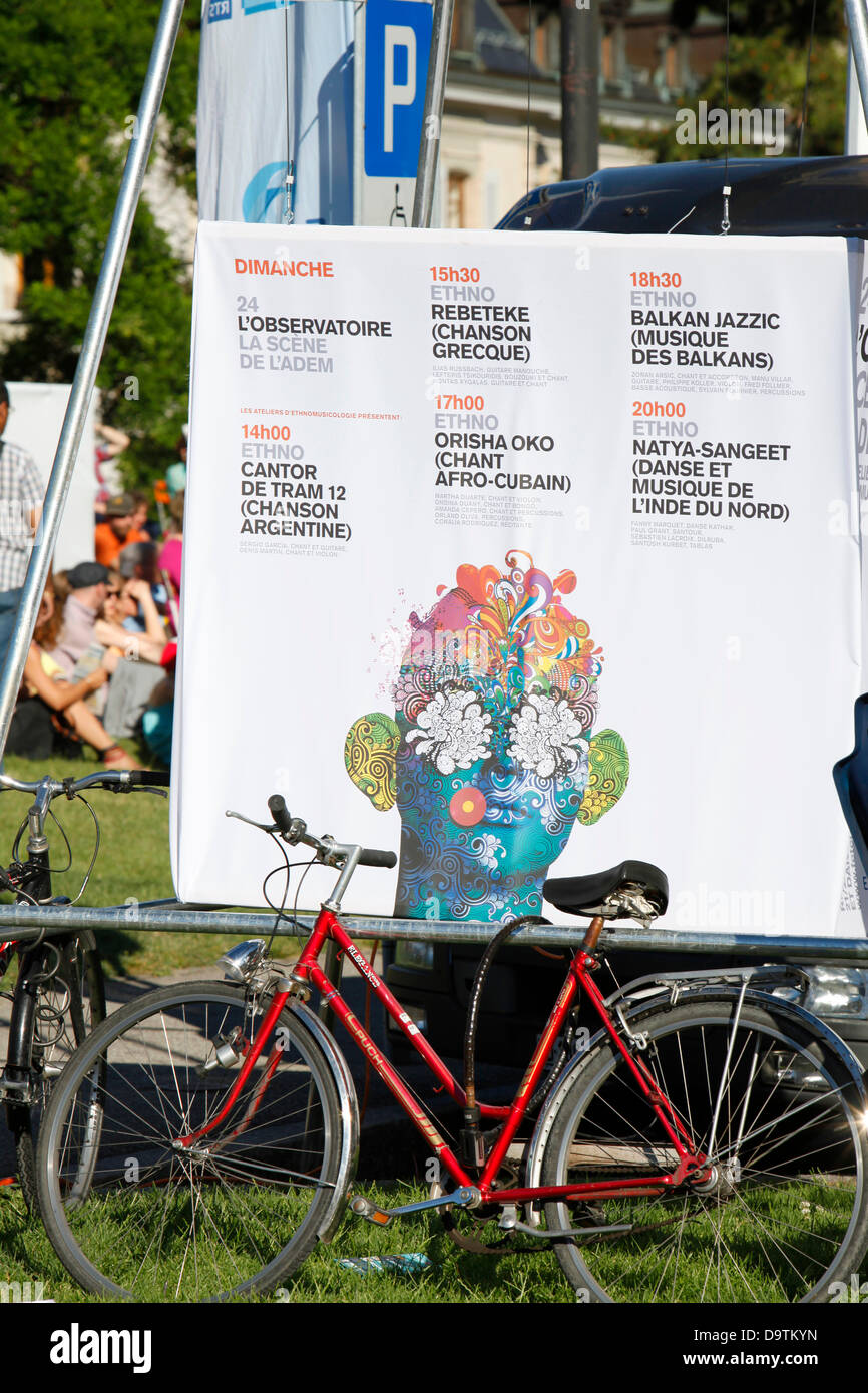 Moto garée à côté du stand affichage programme bien conçu du plein air libre traditionnelle summer music festival Fête de la musique au centre-ville (vieille ville) Genève, Suisse. Credit : ImageNature, Alexander Belokurov / Alamy Banque D'Images