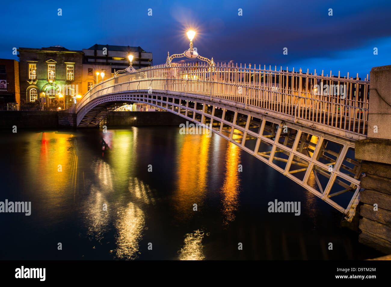 Ha'penny Bridge sur la rivière Liffey à Dublin, Irlande la nuit Banque D'Images