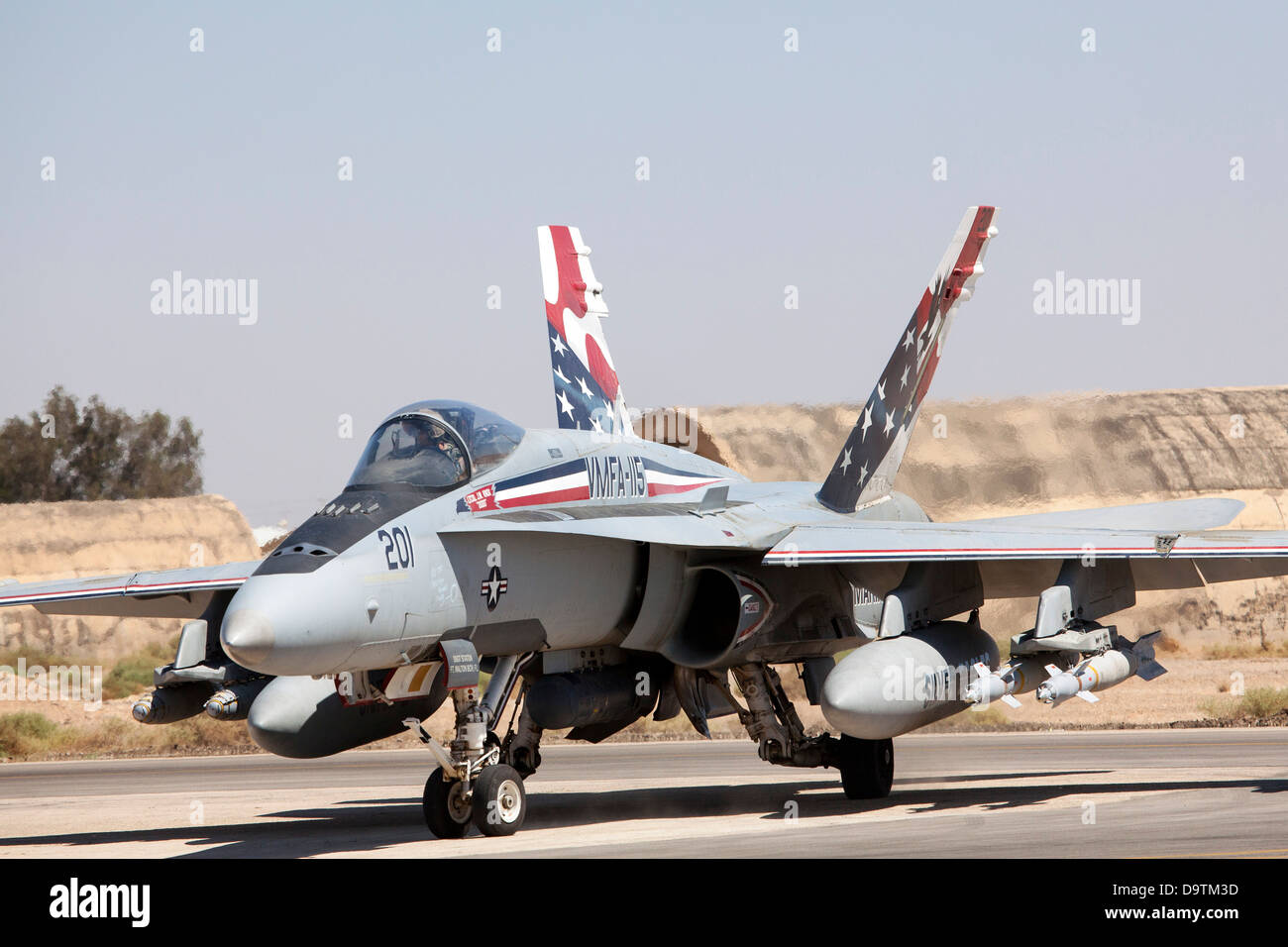 Une aire marine de F-18 Hornet taxis en position pour le décollage à une base d'entraînement dans le Nord de la Jordanie dans le cadre de l'exercice lion avide. Banque D'Images