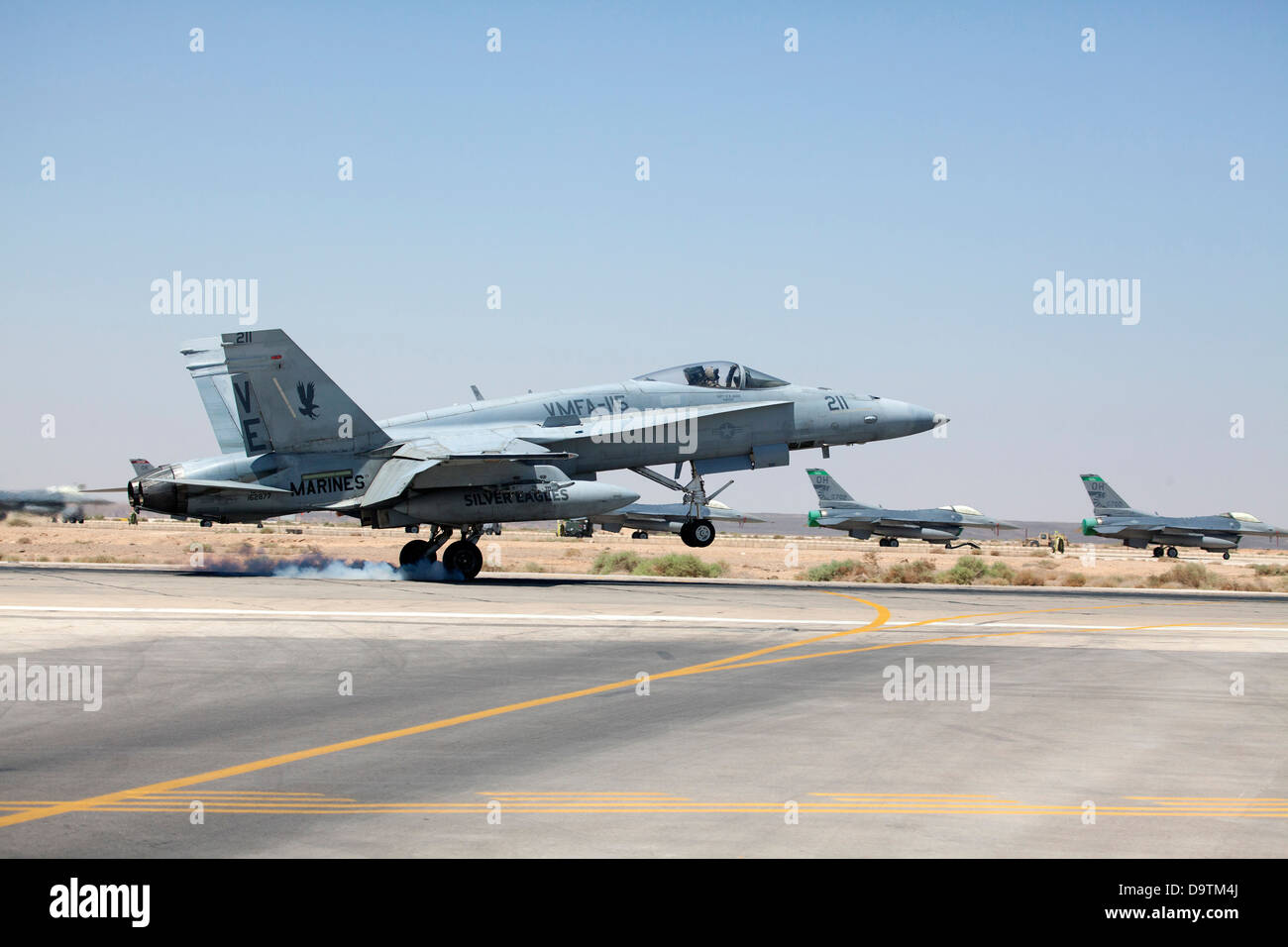 Une aire marine de F-18 Hornet terres à la base d'entraînement dans le Nord de la Jordanie dans le cadre de l'exercice lion avide. Les jets Marine jouera "agresseurs" au cours des manœuvres qui ont lieu ici, dans le cadre de la formation continue effectuée entre les Américains et Jo Banque D'Images