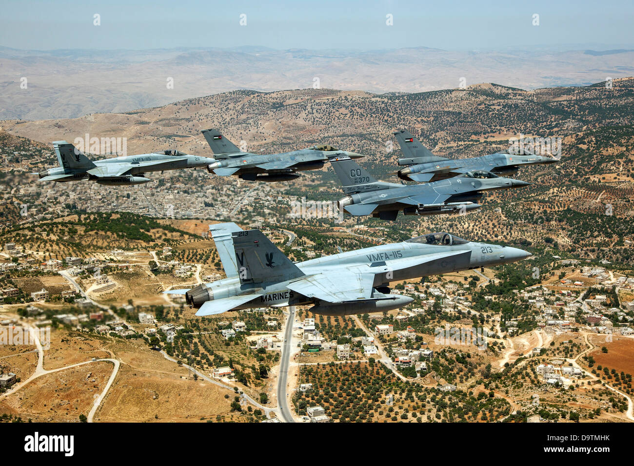 Un F-16 Fighting Falcon mène un autre F-16 jordanienne, ainsi qu'un F-16 de l'Escadron de chasse120Th Banque D'Images