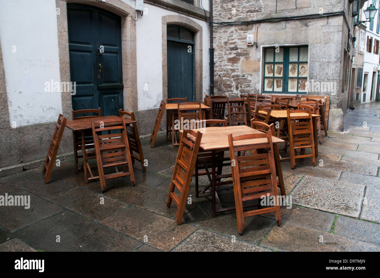 Tables à l'extérieur d'un restaurant fermé, Santiago de Compostela, Espagne Banque D'Images