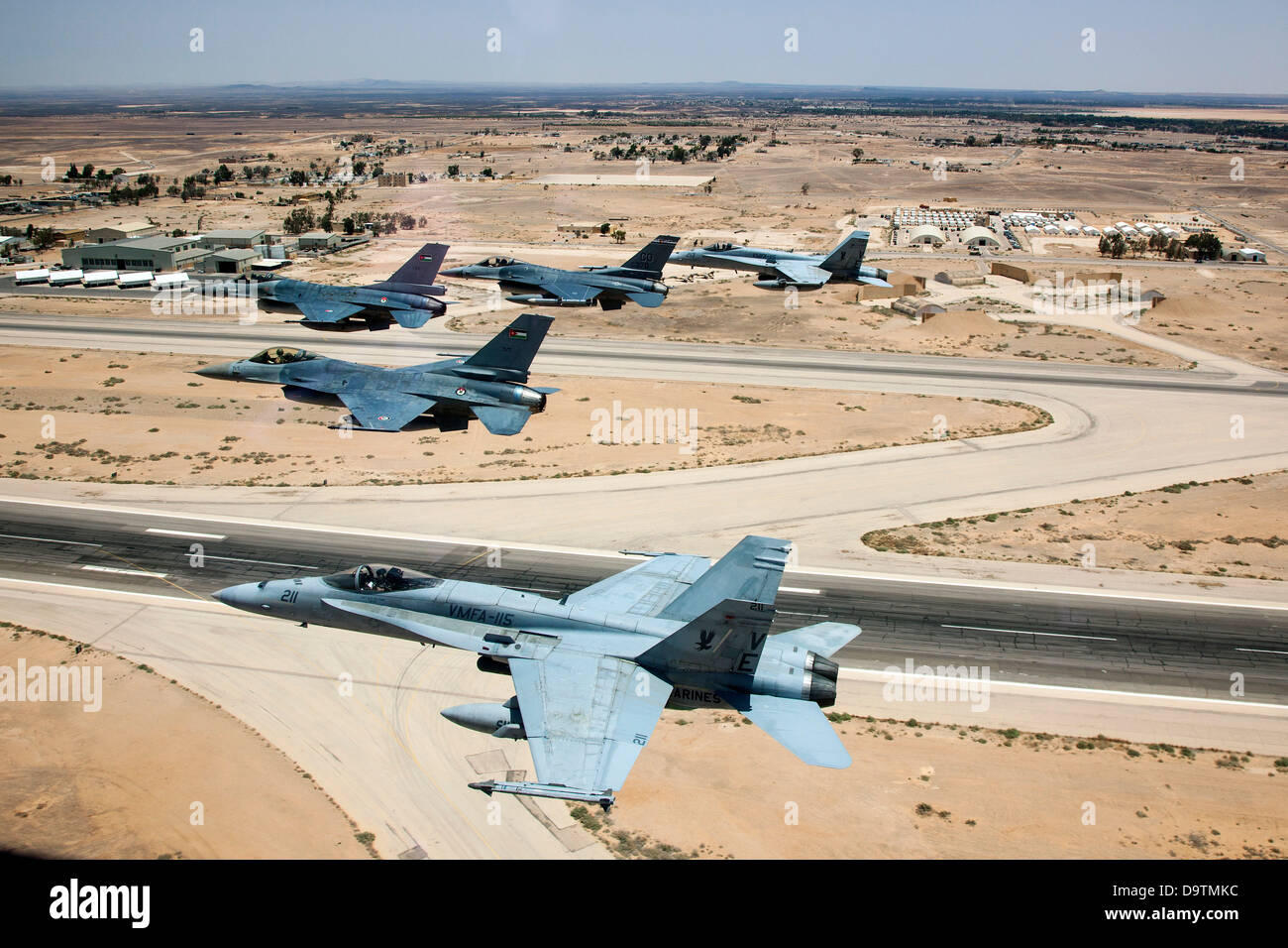 Un F-16 Fighting Falcon mène un autre F-16 jordanienne, ainsi qu'un F-16 de l'Escadron de chasse120Th Banque D'Images