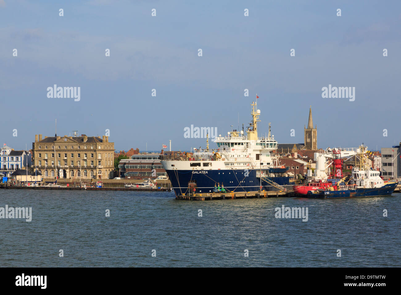 Vue sur mer mer à Trinity House THV Galatea navire amarré dans le port d'offres de Harwich, Essex, Angleterre, Royaume-Uni, Angleterre Banque D'Images