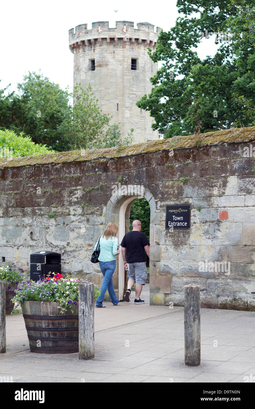 Un couple de touristes entrer une porte du château de Warwick Banque D'Images