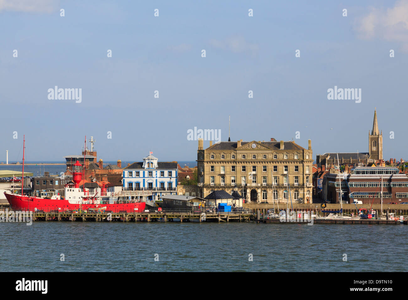 Vue sur mer bord de mer et lighvessel par Ha'penny Pier à port sur l'estuaire de la rivière Stour. Harwich Essex England UK Banque D'Images