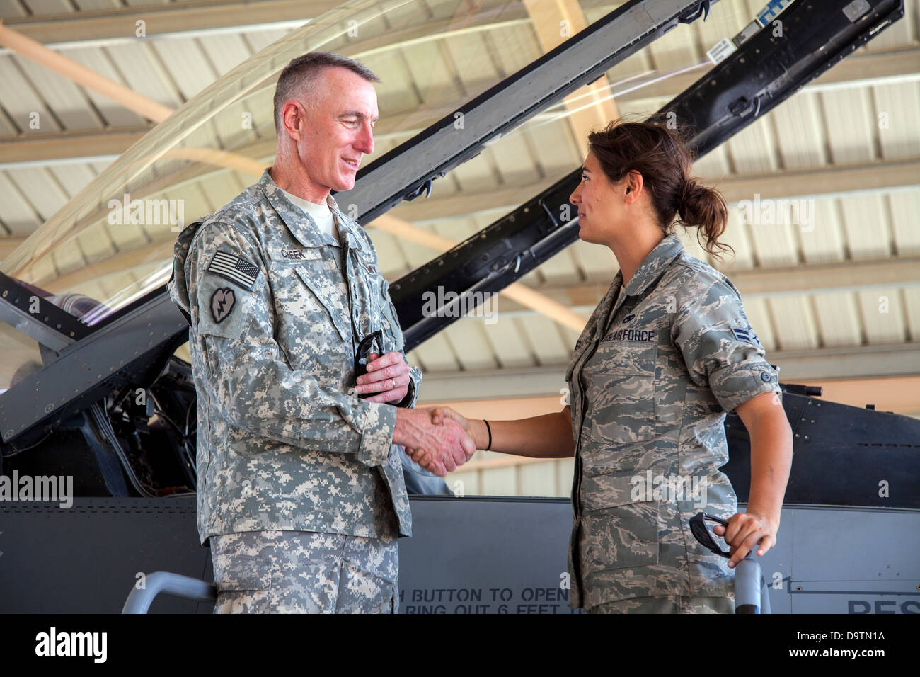 Major-général Gary joue, commande au général adjoint du Commandement central de l'Armée (à droite) grâce Airman First Class Jami DeVries, à partir de la 140e Escadre, Colorado Air National Guard, pour son explication de l'entretien des F-16 au cours de sa visite dans une base d'entraînement en Amérique du Banque D'Images