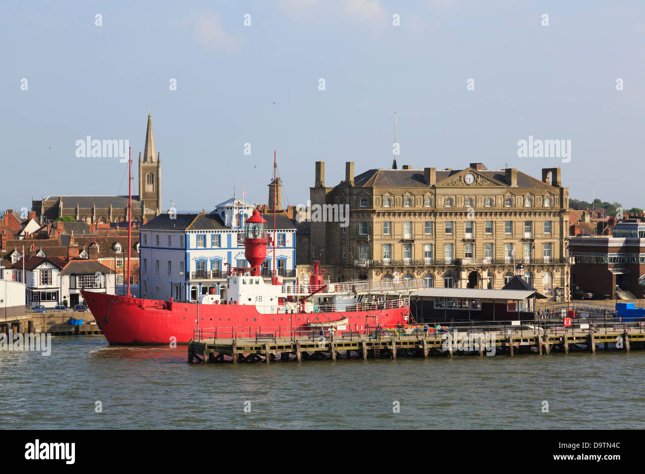 Vue mer à bord de l'eau et LV18 Trinity House Lightvessel par Ha'penny Pier dans le port de Harwich Essex Angleterre Royaume-uni Grande-Bretagne Banque D'Images