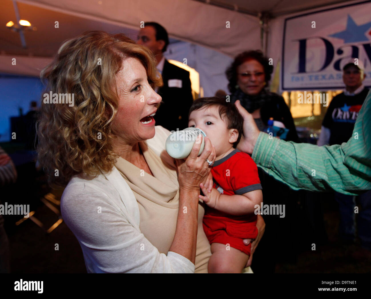 PHOTO : Fort Worth, Texas, USA. 26 juin 2013. Le sénateur du Texas - WENDY DAVIS a tenté une heure 13 obstruction pour bloquer un projet de loi anti-avortement, qui pourrait fermer presque toutes les cliniques d'avortement en l'état. Le sénateur Davis réussi pendant 11 heures avant l'obstruction systématique a été arrêté par le lieutenant-gouverneur. Dewhurst. Pour le reste de la session protestataires ont interrompu les délibérations et le vote n'a pas pu être terminée avant le délai de minuit. Sur la photo : le 15 novembre 2011 - Fort Worth, Texas, États-Unis - WENDY DAVIS, le sénateur de l'État du Texas District 10 alimente un bébé un biberon durant le coup d'envoi partie pour sa réélection campa Banque D'Images