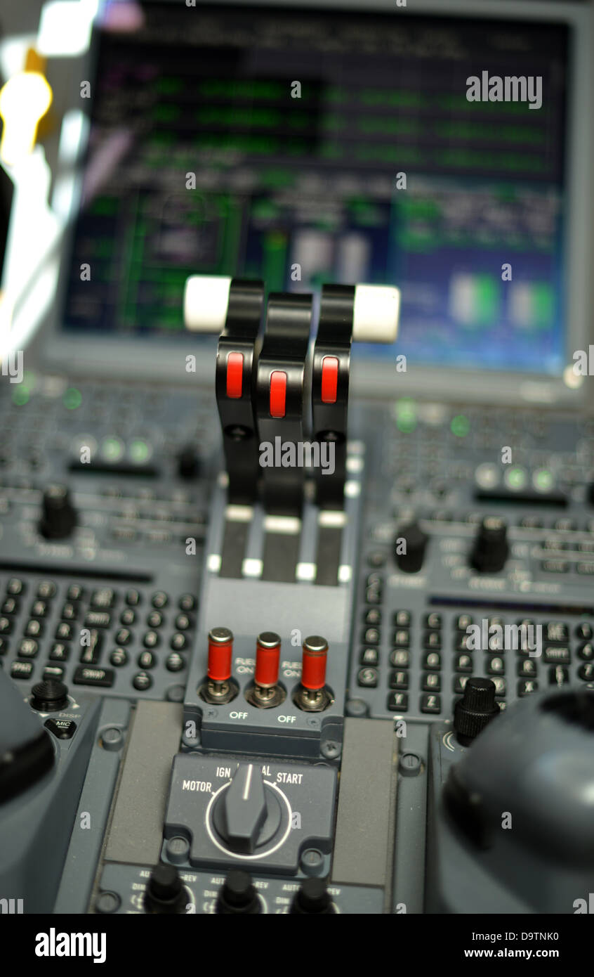 Leviers de puissance dans le panneau de configuration dans le poste de pilotage d'un avion à réaction Banque D'Images