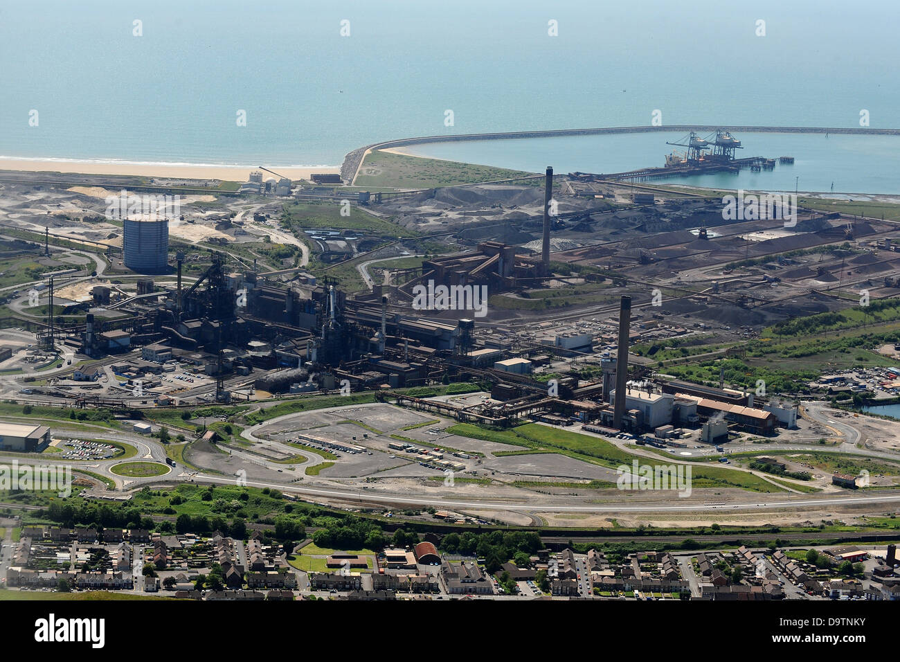 Image Aérienne de Port Talbot steel works et d'Aberavon Beach. Banque D'Images